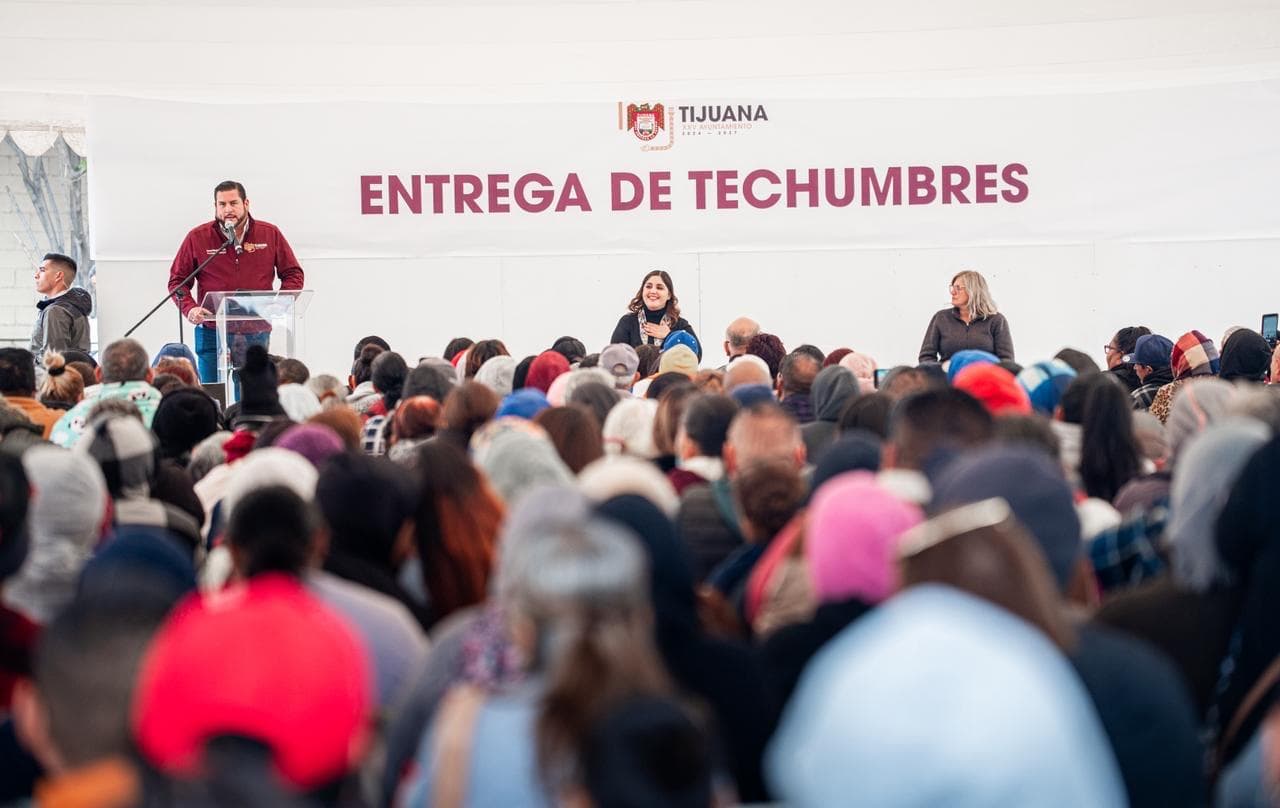 El alcalde Ismael Burgueño encabezó la entrega de 500 paquetes de techumbre a familias de distintas colonias de Tijuana, como parte de los apoyos sociales del Ayuntamiento.