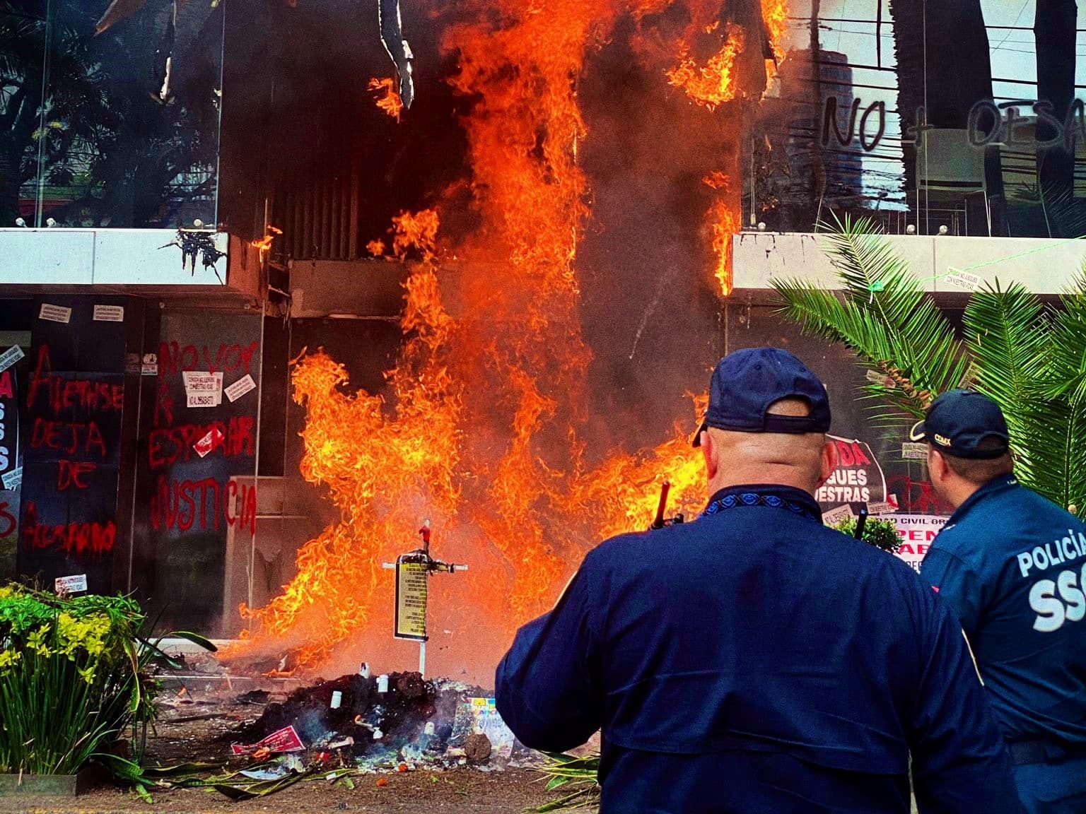 Protestantes en el lugar del incendio IFOTO:  X/@RickyKlehr