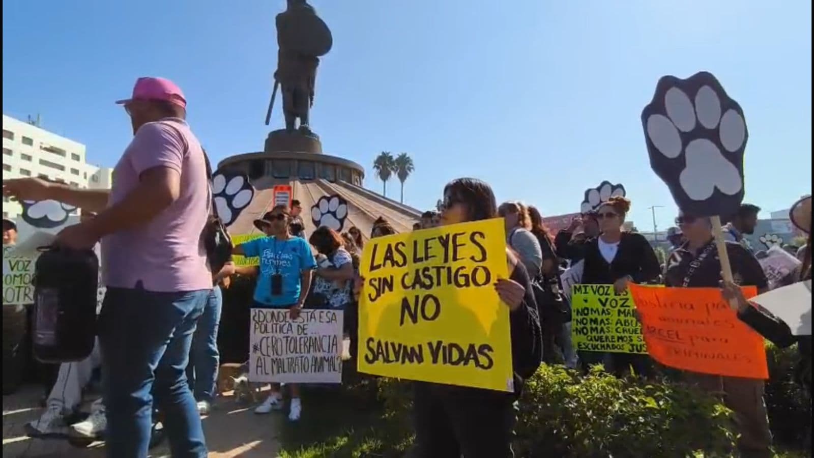 Integrantes del colectivo Patitas Firmes marcharon por las calles de Tijuana para exigir justicia ante los casos de maltrato animal y penas más severas para los agresores.