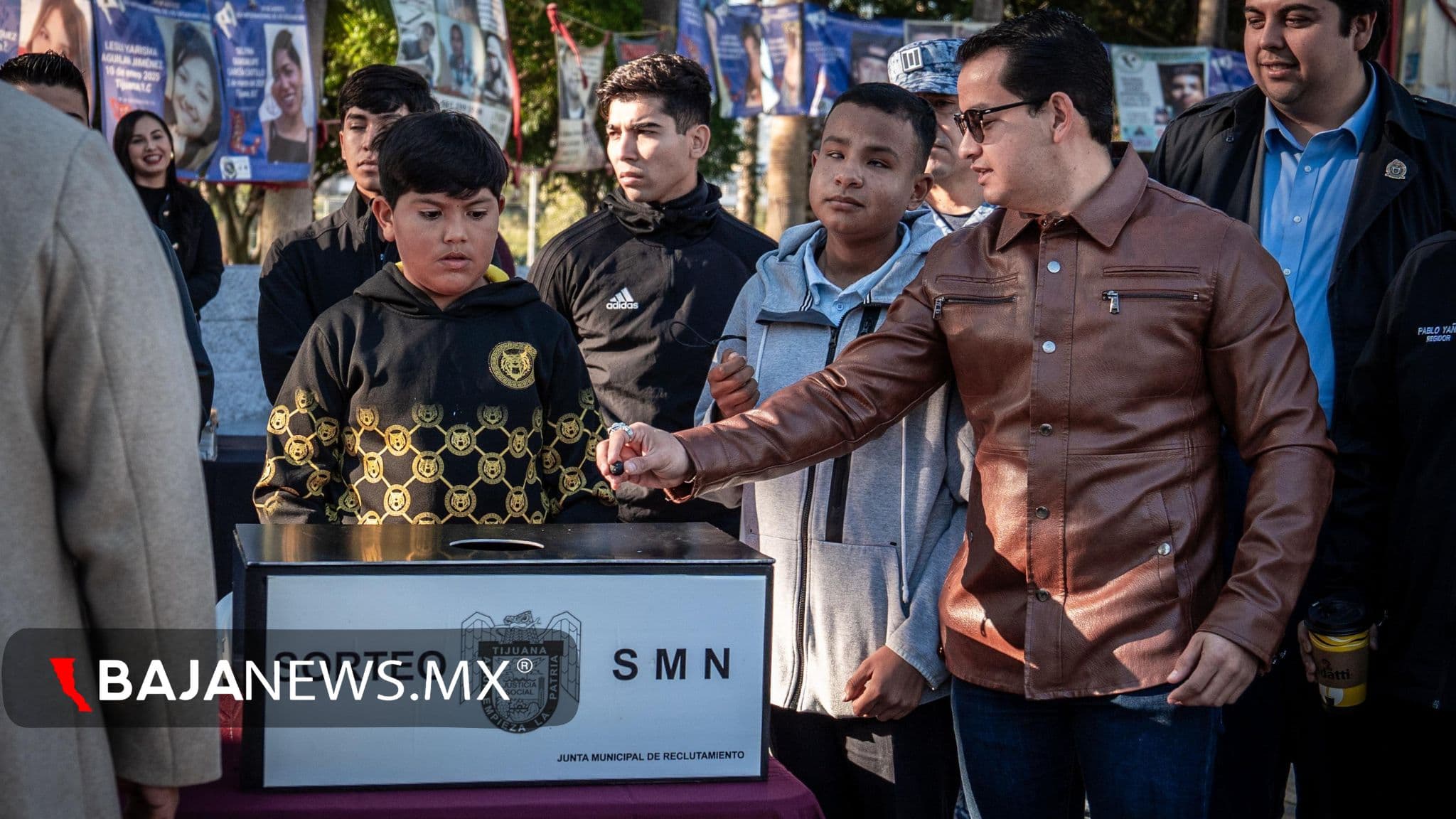 Más de 3 mil 700 jóvenes acudieron al sorteo del Servicio Militar en la explanada del Monumento a la Madre.