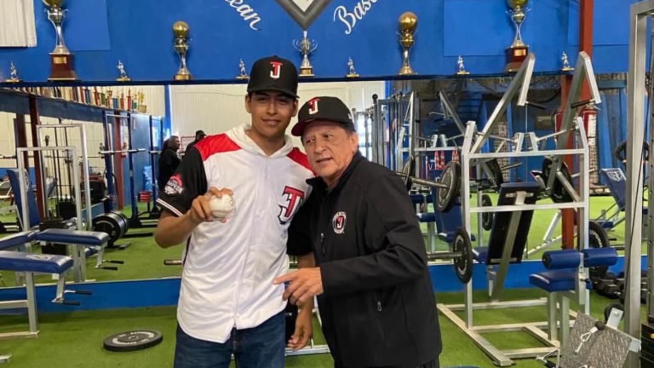 Eduardo Robles (izq.) posa junto a Raúl Cano. (Foto: Cortesía Toros de Tijuana).