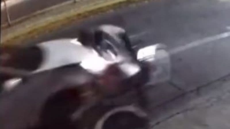 El suceso quedó grabado en las cámaras de vigilancia de una residencia particular y circula en redes sociales.