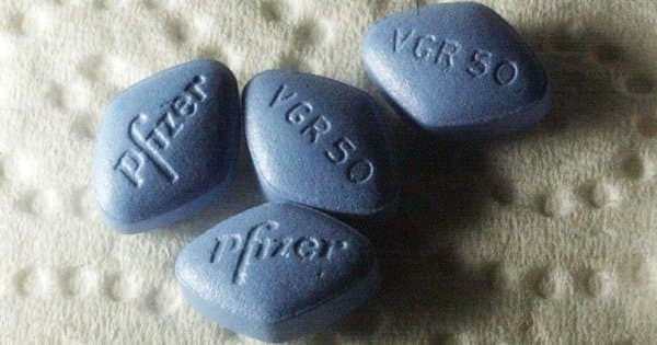 El papá del menor acudió a la farmacia y pidió tabletas masticables para niños, pero la dependienta le ofreció otro medicamento y le dijo que servían para lo mismo: además, le comentó que tenían sabor a menta o a fresa.