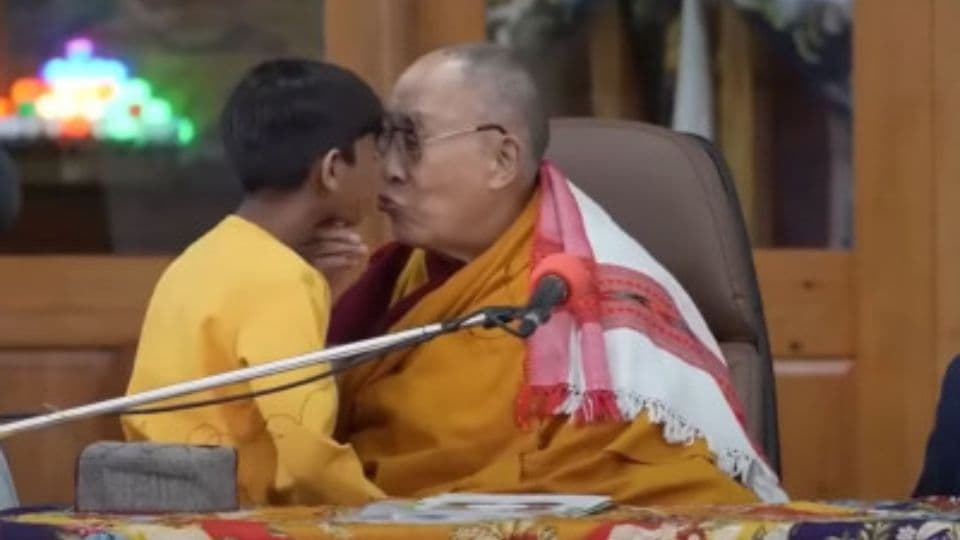 Dalai Lama besa a menor en la boca. I FOTO: WEB