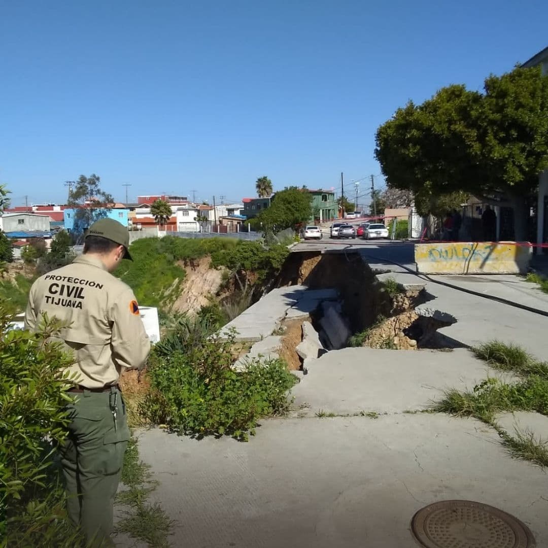 Socavón obliga desalojo de 12 personas; otras seis se niegan IFOTO: Abdiel Ortega/Baja News