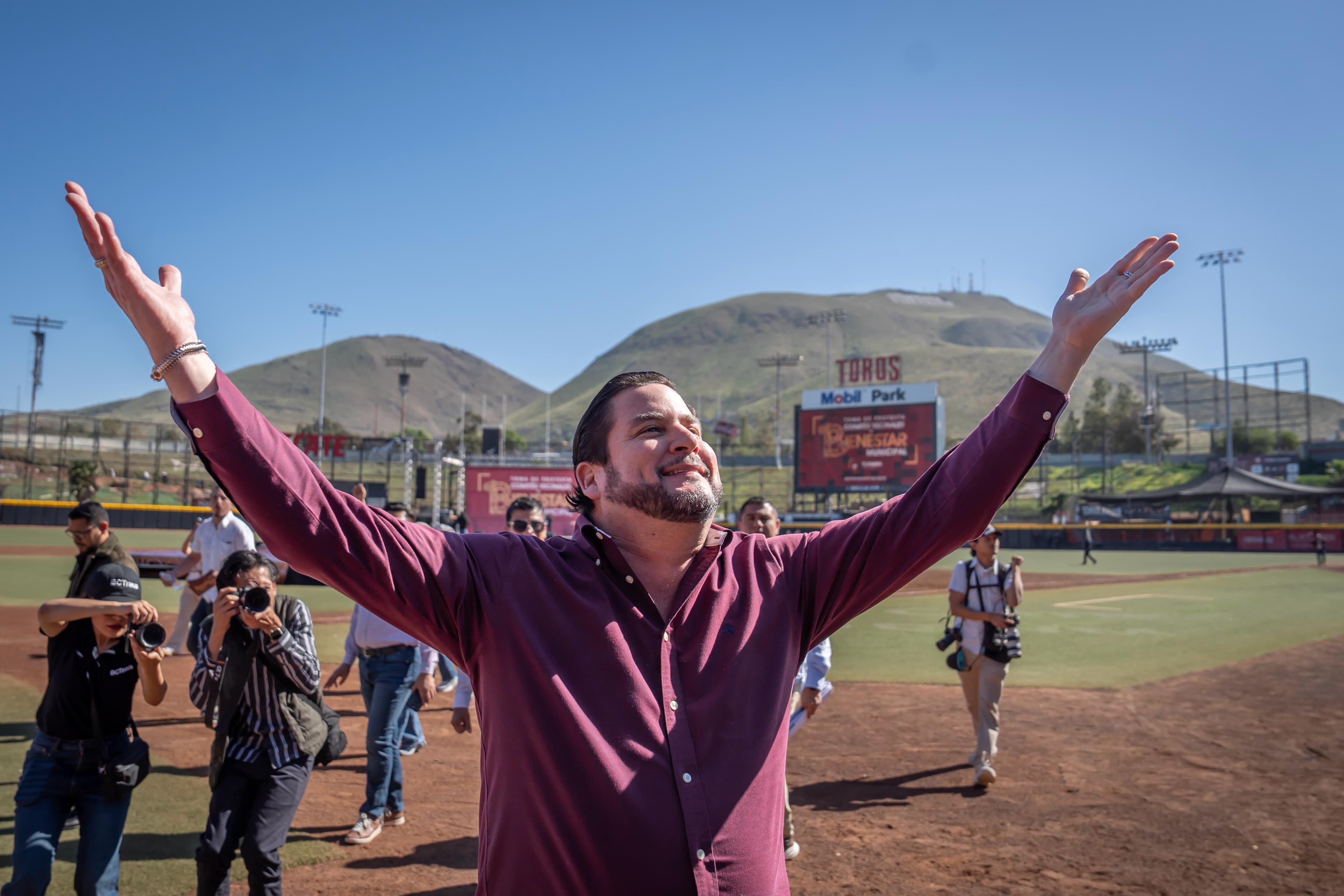 El alcalde de Tijuana, Ismael Burgueño Ruiz, tomó protesta a representantes de mil 91 comités vecinales durante un acto masivo realizado en el Estadio Mobil Park.