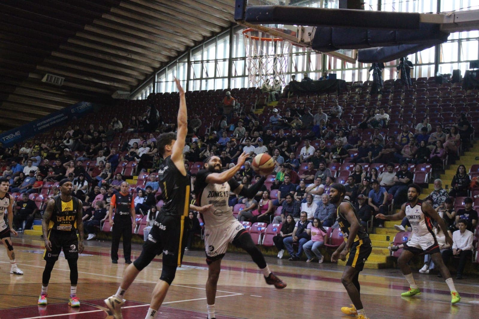 Con la victoria, ambos equipos terminan con una victoria en la serie; el tres veces campeón de la Liga coloca su récord en 5-5, mientras que Caballeros queda con marca de 4-4.