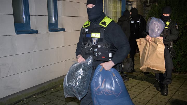 Policía transportando evidencia decomisada en los arrestos de Hamas en Alemania IFOTO: Web