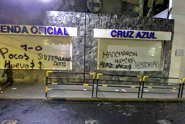 Cortinas de la tienda del club grafiteadas | Imagen cortesía