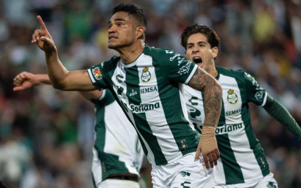 Anderson Santamaría celebra su gol en el segundo minuto de tiempo agregado, que le dio la victoria a Santos Laguna sobre León.