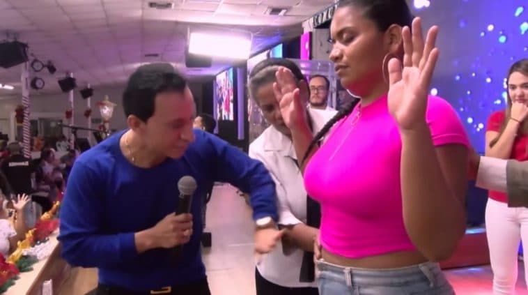 Esteban Acosta, de la Comunidad Cristiana La Unción, fue el encargado de hacerle el 'milagrito' a la creyente, quien quedó anonadada ante el suceso.