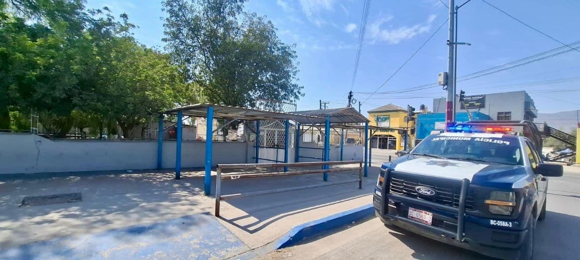 Autoridades municipales y comunidad escolar refuerzan vigilancia para mantener seguras las escuelas durante el receso vacacional.