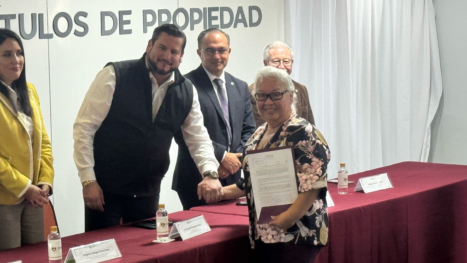 Familias tijuanenses celebran la entrega de sus títulos de propiedad, que les otorgan certeza jurídica sobre su vivienda tras años de espera.