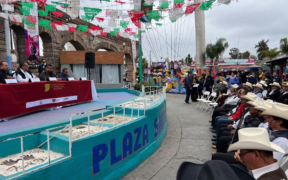 Actualmente operan 12 grupos musicales en la plaza, con 45 integrantes que ofrecen calidad, orden y tradición a los visitantes.