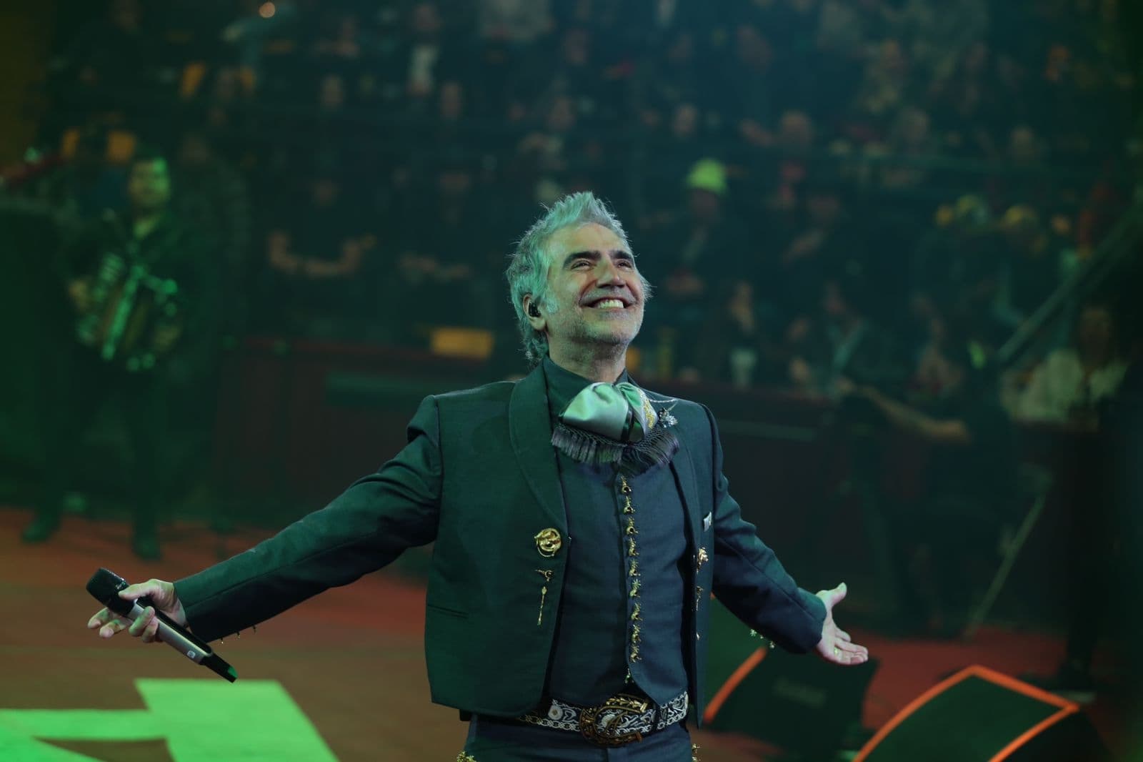 En esta ocasión se volvieron virales los videos donde se puede ver que Alejandro Fernández parece estar en estado de ebriedad y sin poder cantar.