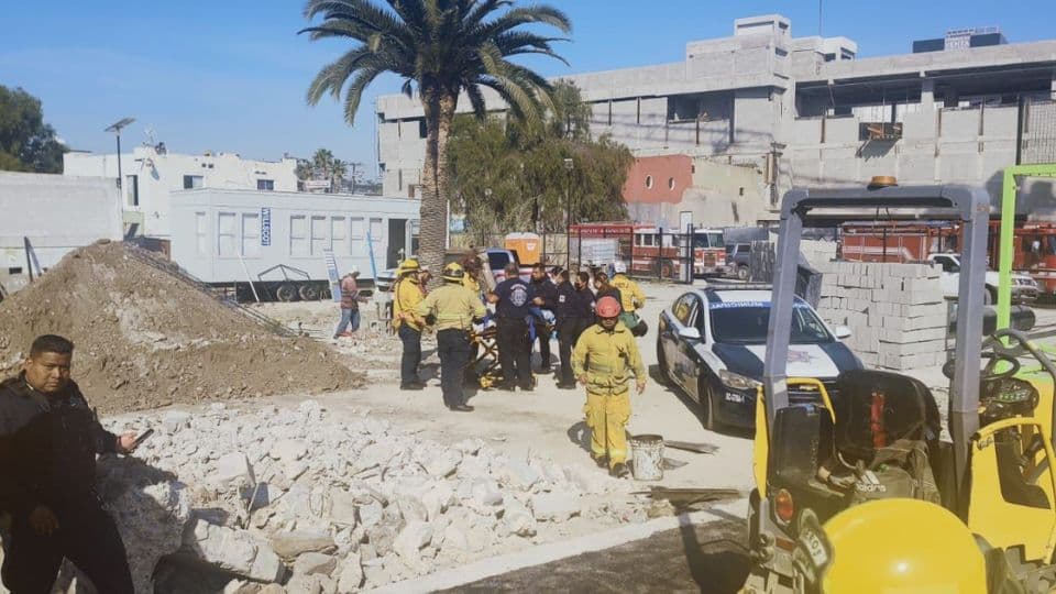 Queda atrapado trabajador en derrumbe de una construcción. I FOTO: BorderZoom