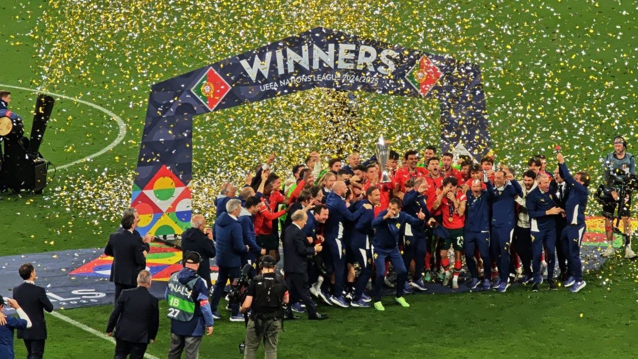 e la mano de Cristiano Ronaldo y compañía, el conjunto lusitano empató 2-2 en tiempos extra, pero venció en la tanda de penales 5-3 a La Roja, para coronarse campeón de la Liga de Naciones de la UEFA.. FOTOS: Manuel R. Medina