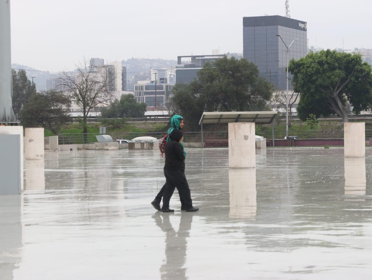 Autoridades municipales exhortaron a la población a tomar precauciones ante el pronóstico de lluvias y vientos fuertes en Tijuana durante los próximos días.