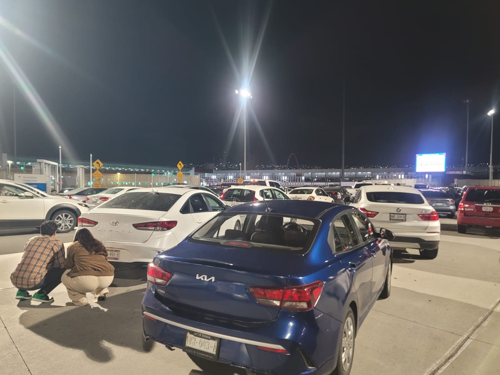 Automovilistas fueron obligados a bajar de sus autos y resguardarse en El Chaparral; reportan balacera y presuntos muertos.