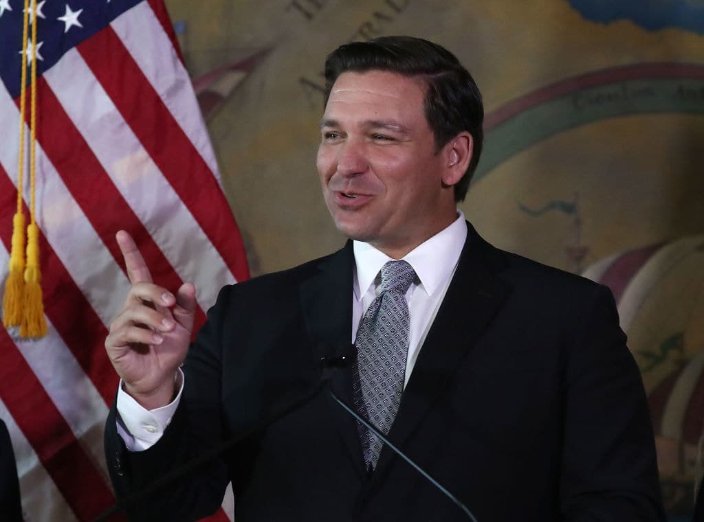 Joe Biden también apareció en las encuestas de las elecciones generales, pero fue superado por DeSantis por un punto porcentual, 44 % a 43 %, y seis puntos porcentuales por arriba de Trump, 47 % a 41 %.