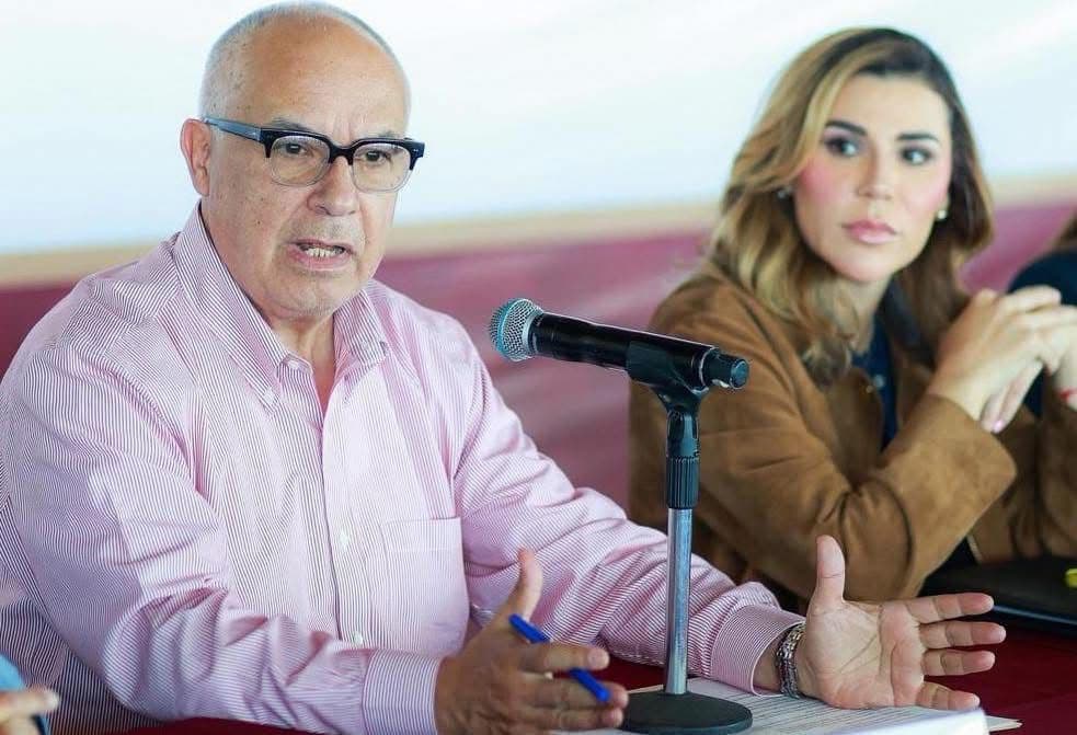 Alfredo Álvarez Cárdenas, secretario general de Gobierno de Baja California, durante una reunión interinstitucional como parte de su gira de trabajo por diversas regiones del estado.