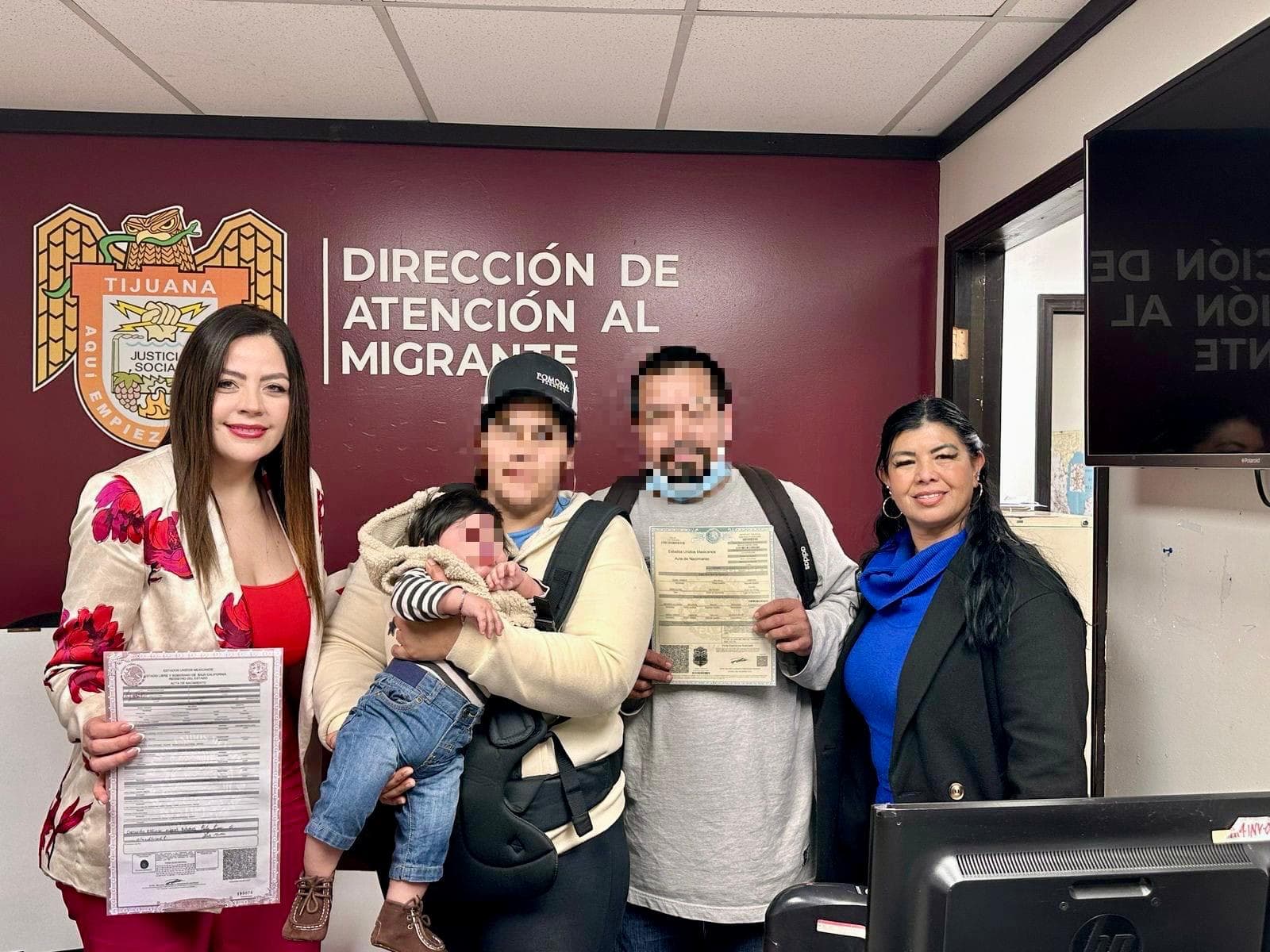 Personal de la Dirección de Atención al Migrante brinda asesoría a personas en contexto de movilidad en Tijuana.