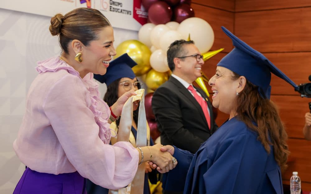 La gobernadora Marina del Pilar anunció el preregistro universitario para beneficiarias de Tarjeta Violeta durante un evento en Mexicali.