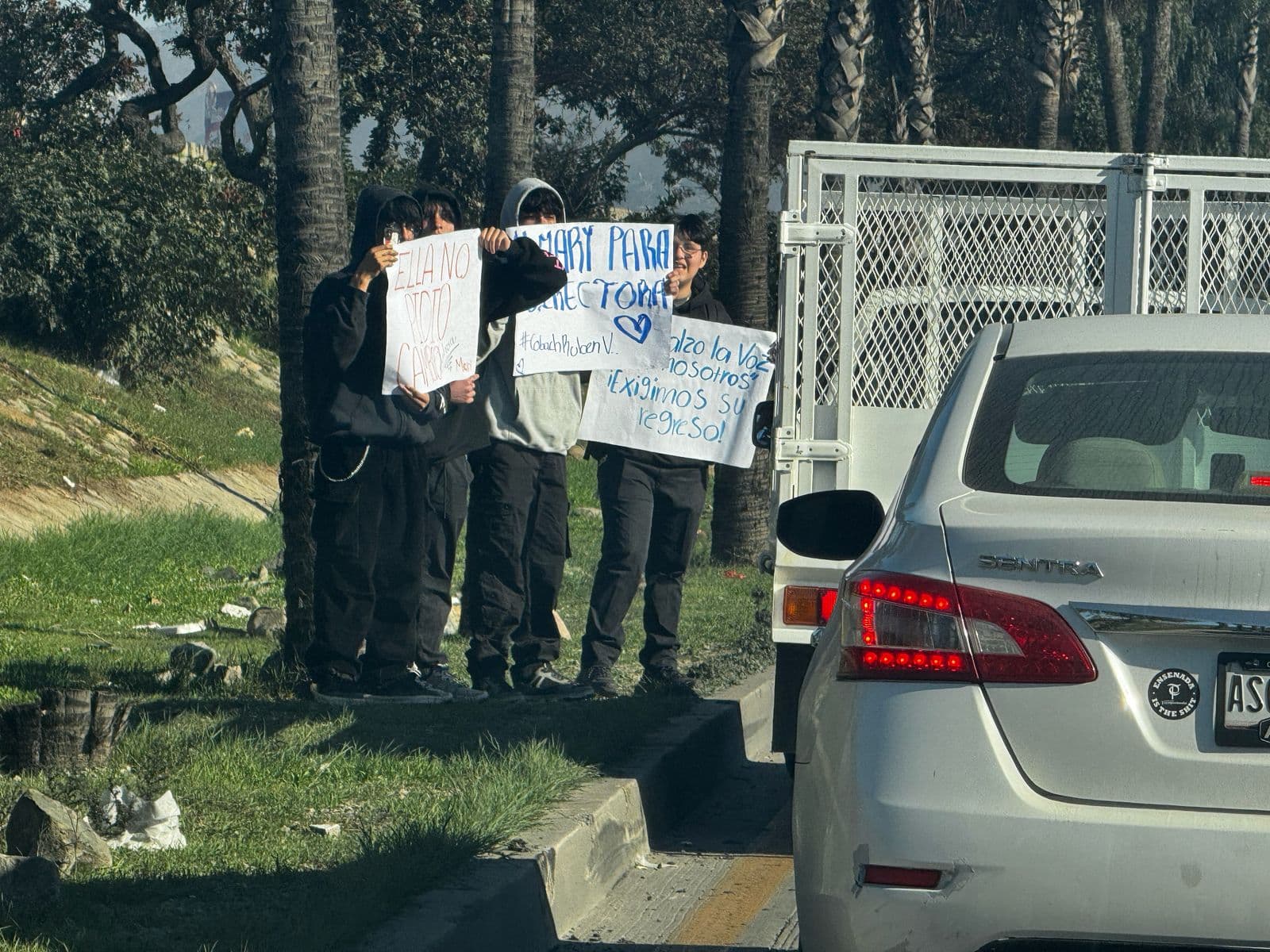 Estudiantes del Cobach Rubén Vizcaíno bloquearon la Vía Rápida por 20 minutos en protesta por las restricciones en el consumo de alimentos y el traslado de una prefecta.