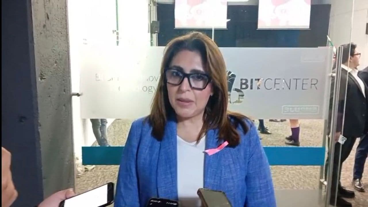 Marla Lino, directora ejecutiva de Fronteras Unidas por la Salud, destacó la importancia de la prevención y educación en salud sexual y reproductiva, especialmente durante el mes de sensibilización sobre el cáncer de mama.