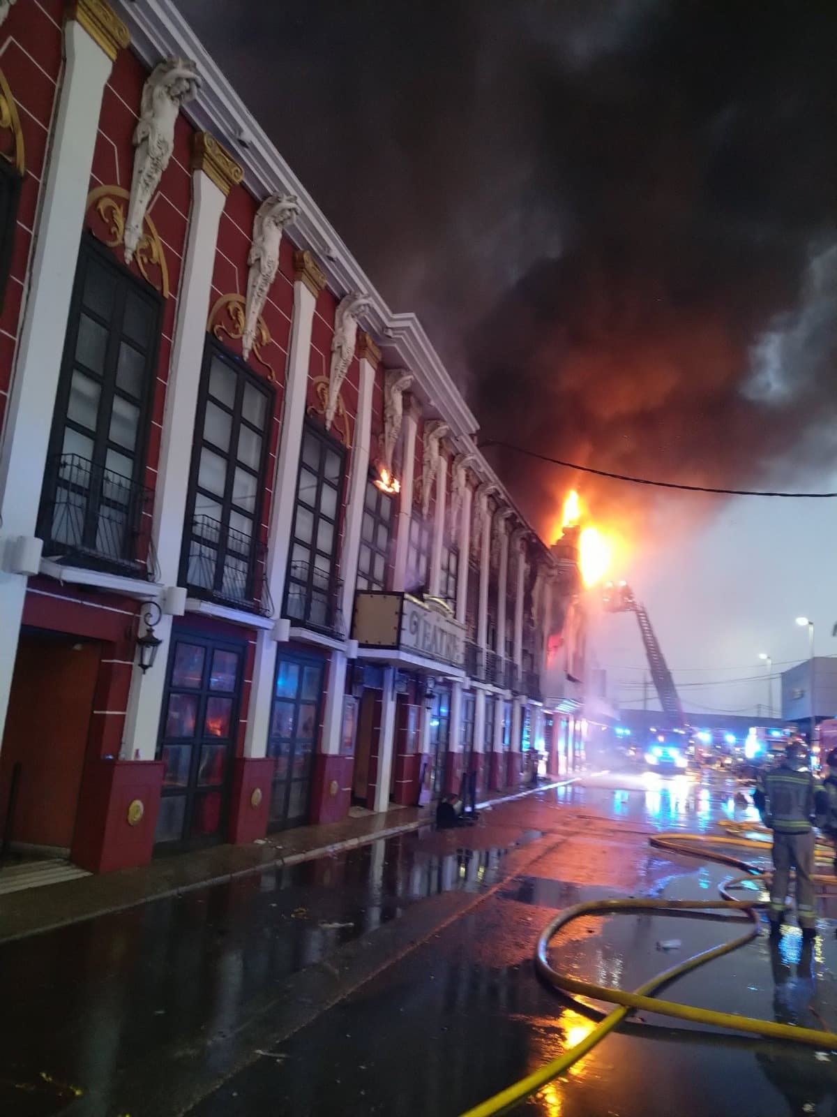 Aunque el incendio se originó en el Teatre, fueron varios los locales afectados