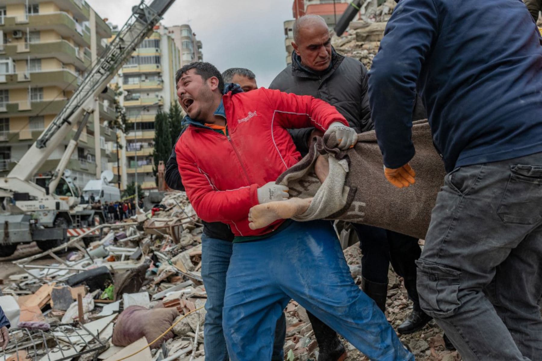 Tras los terremotos del lunes, Turquía y Siria también contabilizan casi 55 mil heridos, muchos con fracturas y cortes de gravedad