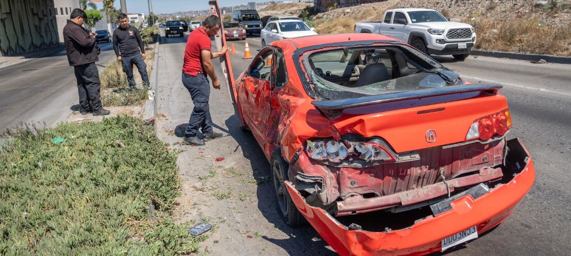 El vehículo afectado quedó en sentido contrario tras ser sacado del camino por una camioneta negra que huyó del lugar. Autoridades atendieron el hecho sin reporte de lesionados.