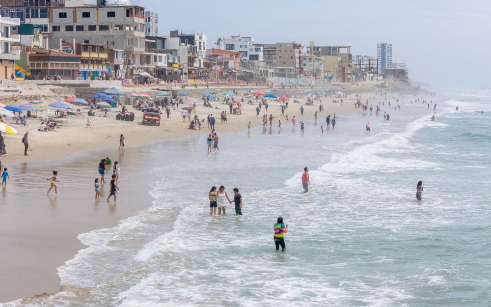Cientos de tijuanenses abarrotaron las playas locales este domingo, pese a los avisos de riesgo sanitario por contaminación en el agua.
