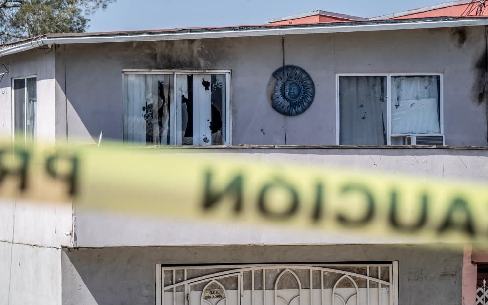 Vista de la vivienda afectada, donde los impactos de bala y la bomba molotov dejaron huella en la estructura. Foto: Omar Martínez / Border Zoom.
