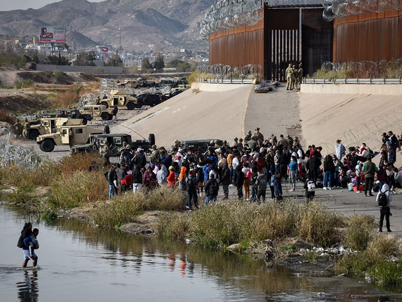 El presidente Joe Biden tiene previsto hablar sobre este plan, su último intento de aliviar la presión en la frontera con México, a donde llega un número récord de migrantes y solicitantes de asilo huyendo de la miseria, la violencia criminal o conflictos