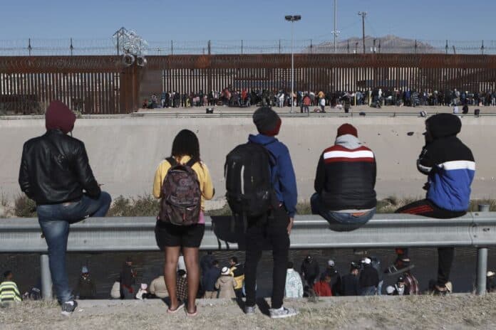 El plan en discusión reforzaría las medidas que el Departamento de Seguridad Nacional (DHS) anunciará la próxima semana para penalizar las solicitudes de asilo de las personas que cruzan ilegalmente a Estados Unidos o no solicitan protección en los países
