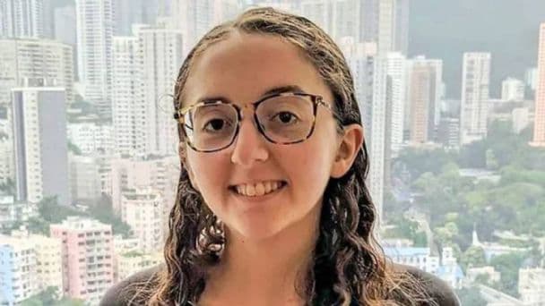 Caroline Ellison desde muy joven mostró ser una genio matemática, pues obtuvo los máximos premios en varias competencias de matemáticas celebradas en Estados Unidos. Nació en el año de 1994, en el seno de una familia conformada por dos profesores de econo