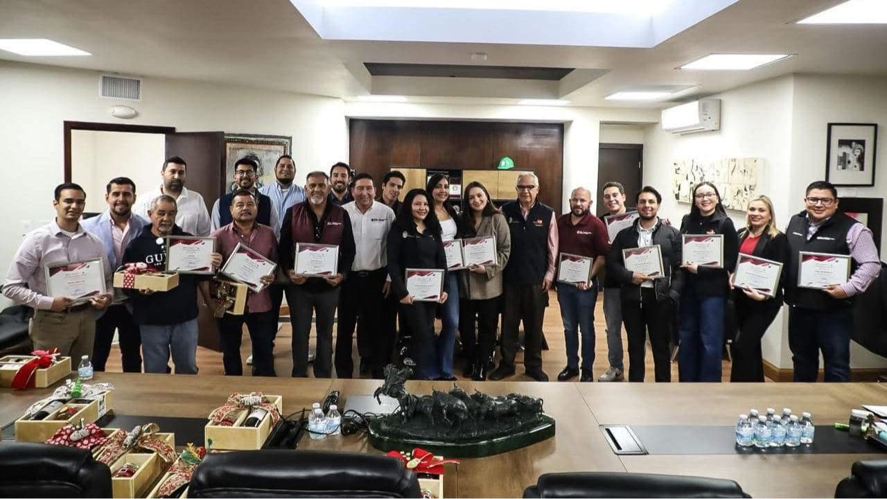 Pie de foto: Alfredo Álvarez Cárdenas entregó reconocimientos a los equipos deportivos de la Secretaría General de Gobierno.