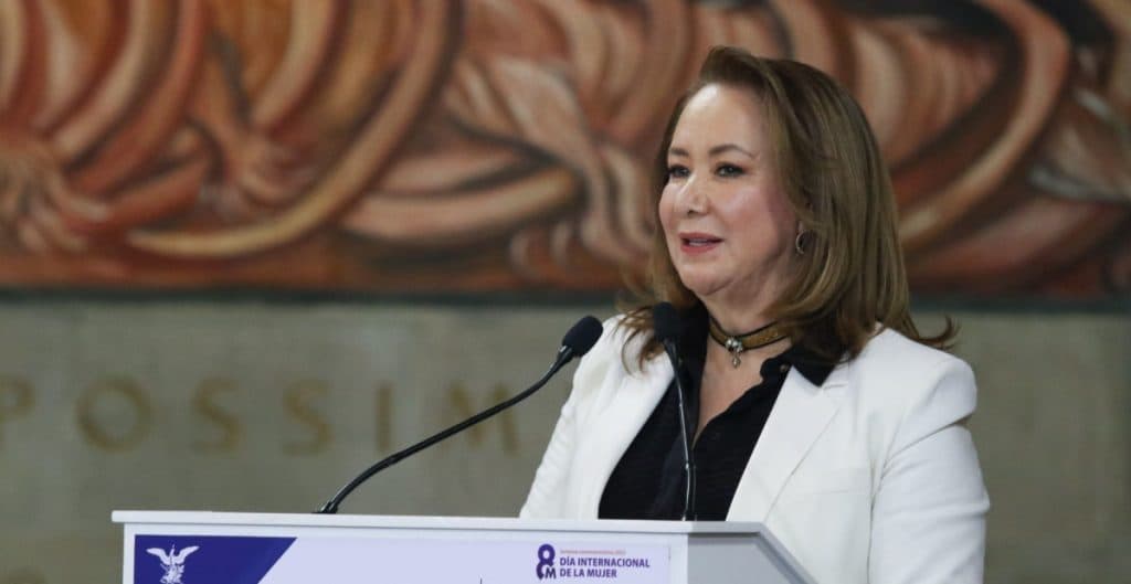 Tras un fin de semana de escándalos en torno al caso, en que el propio rector de la UNAM Enrique Graue afirmó que toda la evidencia indica que la plagiaria fue Yasmín Esquivel, AMLO defendió a la ministra y atacó a quienes le han dado la espalda a la tran