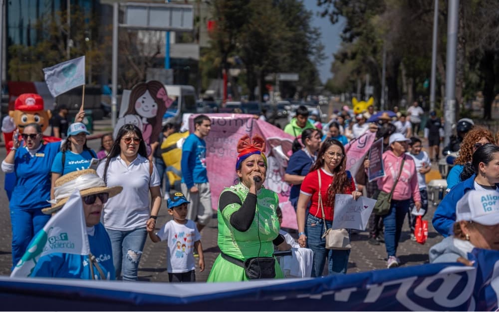 Niños y botargas de personajes infantiles participaron en la marcha, portando pancartas con mensajes de paz y respeto hacia los derechos de los niños. Fotos: Omar Martínez / Border Zoom