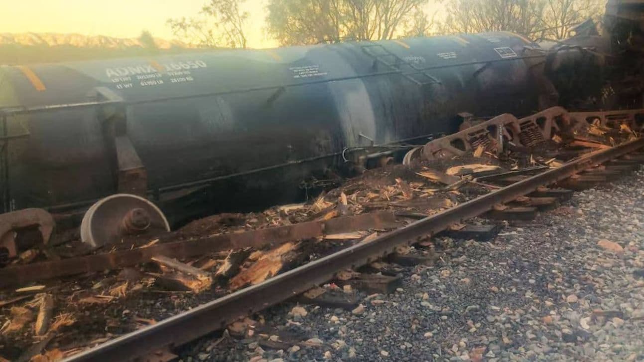Autoridades de Protección Civil y cuerpos de seguridad supervisan el descarrilamiento de un tren en el sector Agua Zarca, en Sonora.