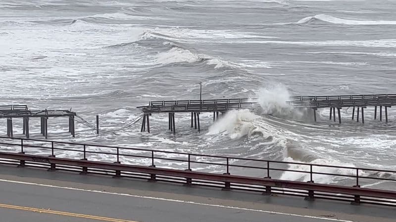 El muelle Capitola Wharf dañado por las fuertes olas de la tormenta del Pacifico, en Santa Cruz, California, Estados Unidos. IFOTO: Reuters.