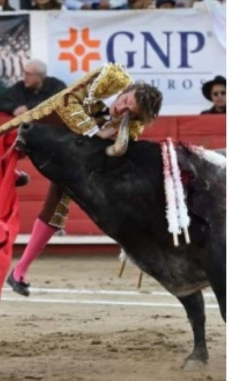 El matador fue trasladado a la enfermería para su valoración, encontrando una herida en el canto interno del ojo y en el párpado superior que se suturó.
