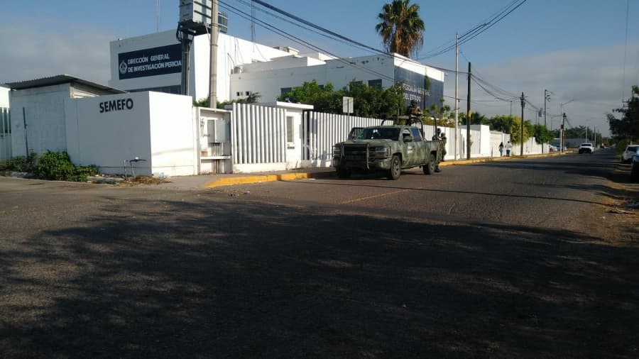 Protegen al personal y evitar que se roben los cadáveres de los presuntos gatilleros que murieron en los enfrentamientos de este llamado nuevo “Jueves Negro”, tras la detención de Ovidio Guzmán