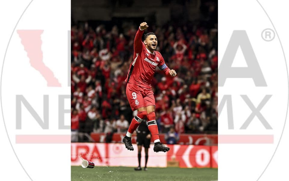 Alexis Vega festeja el gol que sentenció el título para Toluca, su onceava corona en el fútbol mexicano.