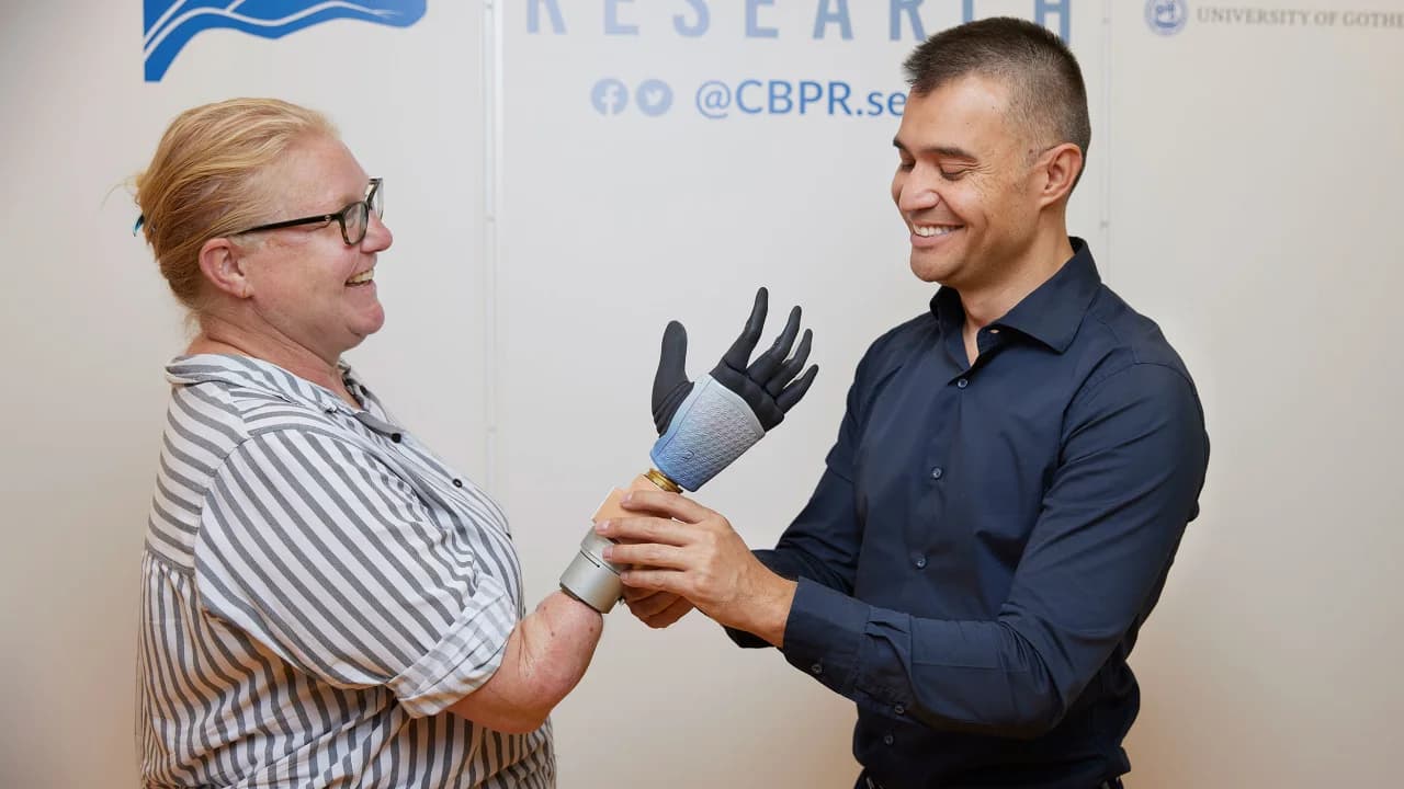 Karin junto al doctor Max Ortiz Catalán IFOTO: De la investigación de Ortiz-Catalán et al.