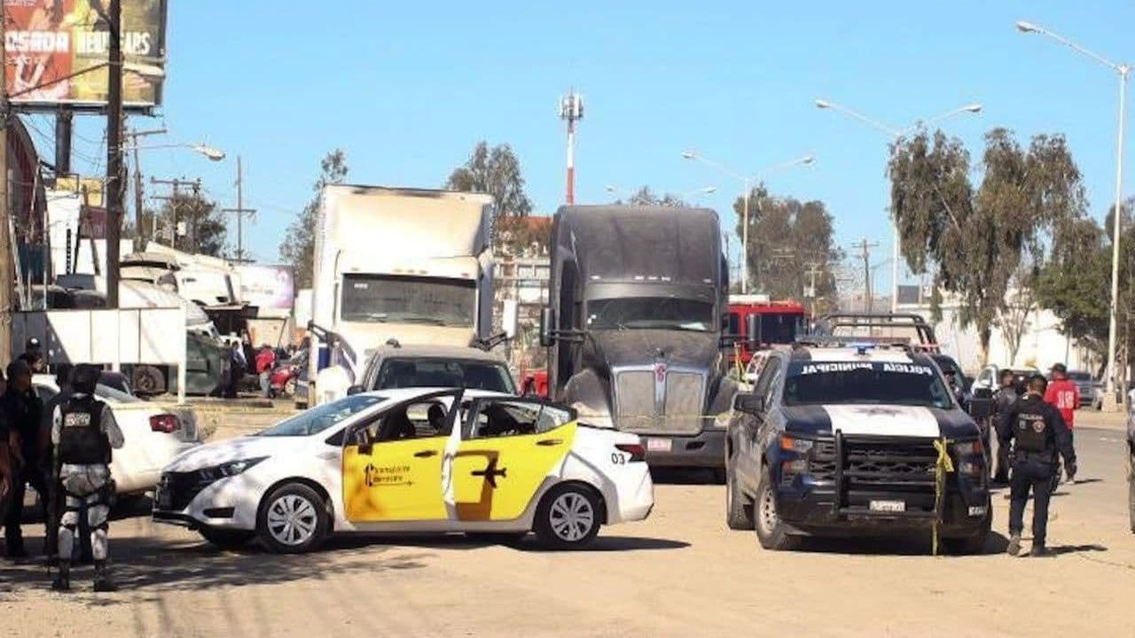 Pie de foto: Autoridades aseguraron la zona del ataque y peritos recolectaron múltiples casquillos en torno al taxi atacado. Foto: Tomás Díaz/NDT