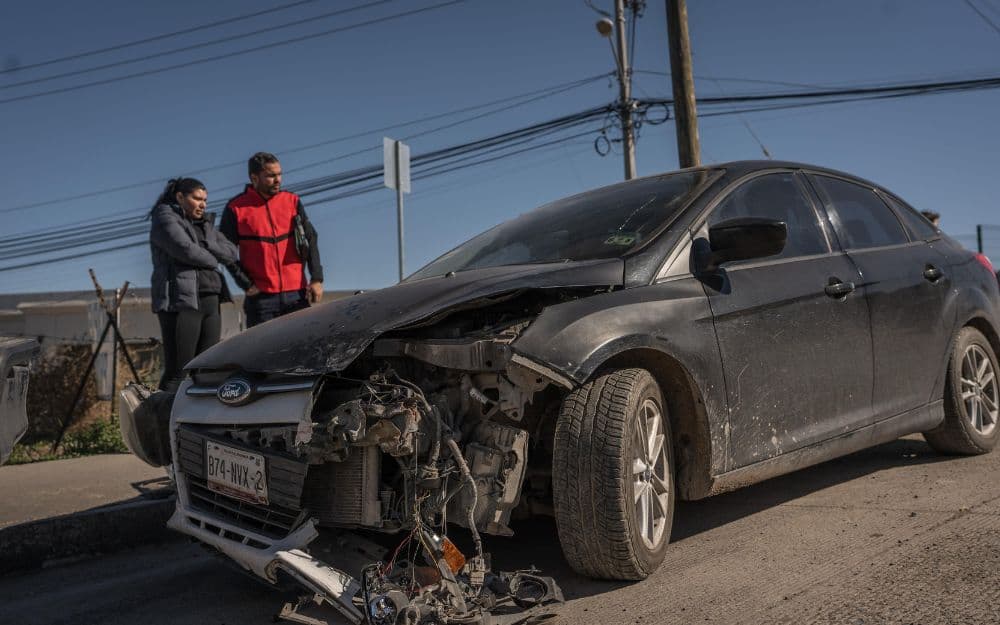 Adolescente estrella su vehículo contra autos estacionados y un puesto ambulante