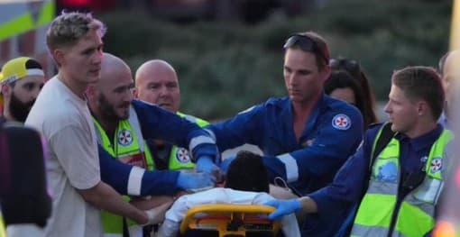 Elementos de seguridad acordonaron la playa Bondi de Sídney tras el ataque armado que dejó 16 personas muertas durante una celebración judía.