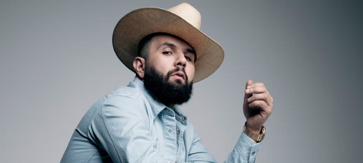 Carín León celebró su cumpleaños 36 en Hermosillo con una fiesta temática de alto nivel, pero abandonó el evento antes de la medianoche, generando una ola de especulaciones entre sus más de 200 invitados.